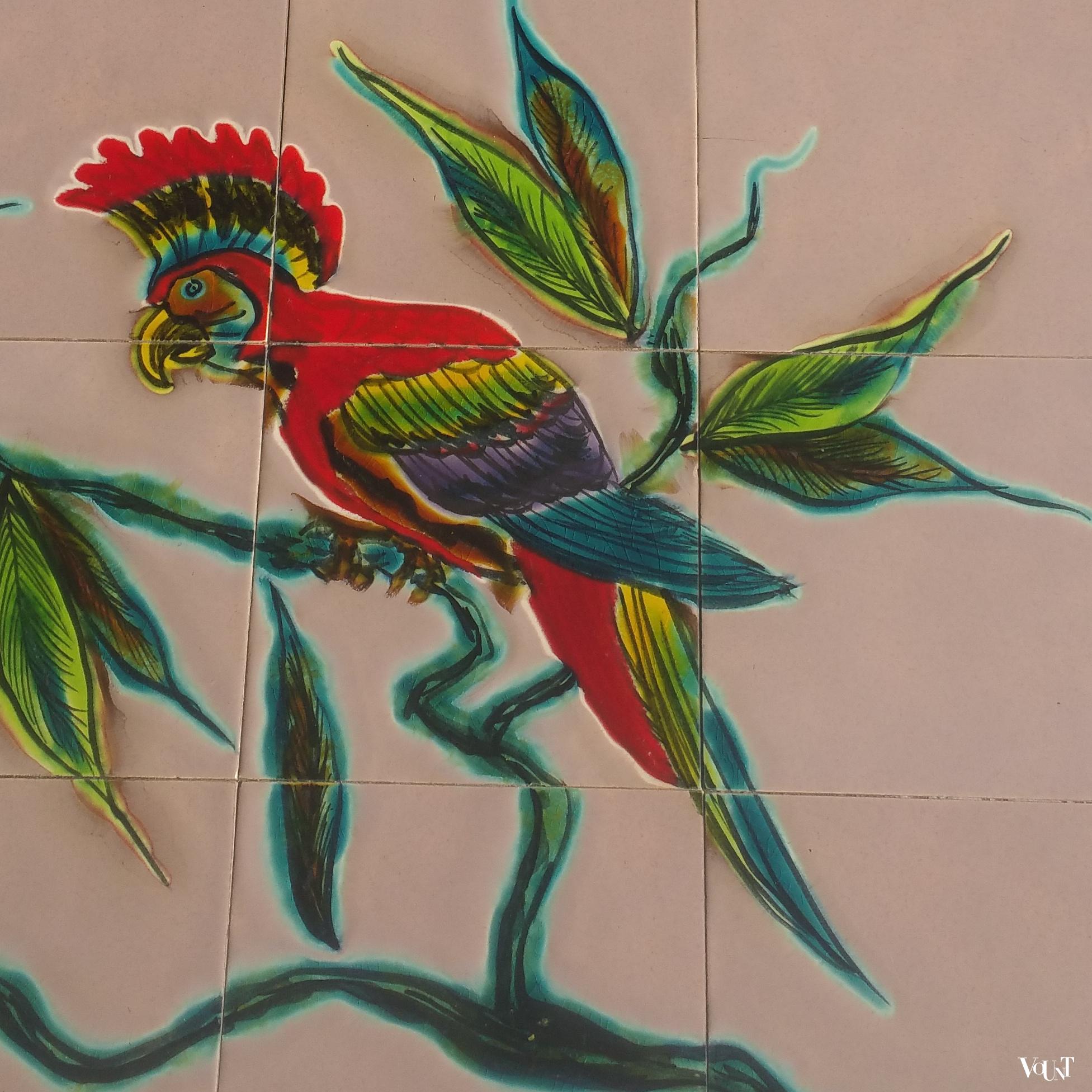 Vintage Franse tegeltafel met tropische vogels (Marino Le Vaucour, Vallauris)