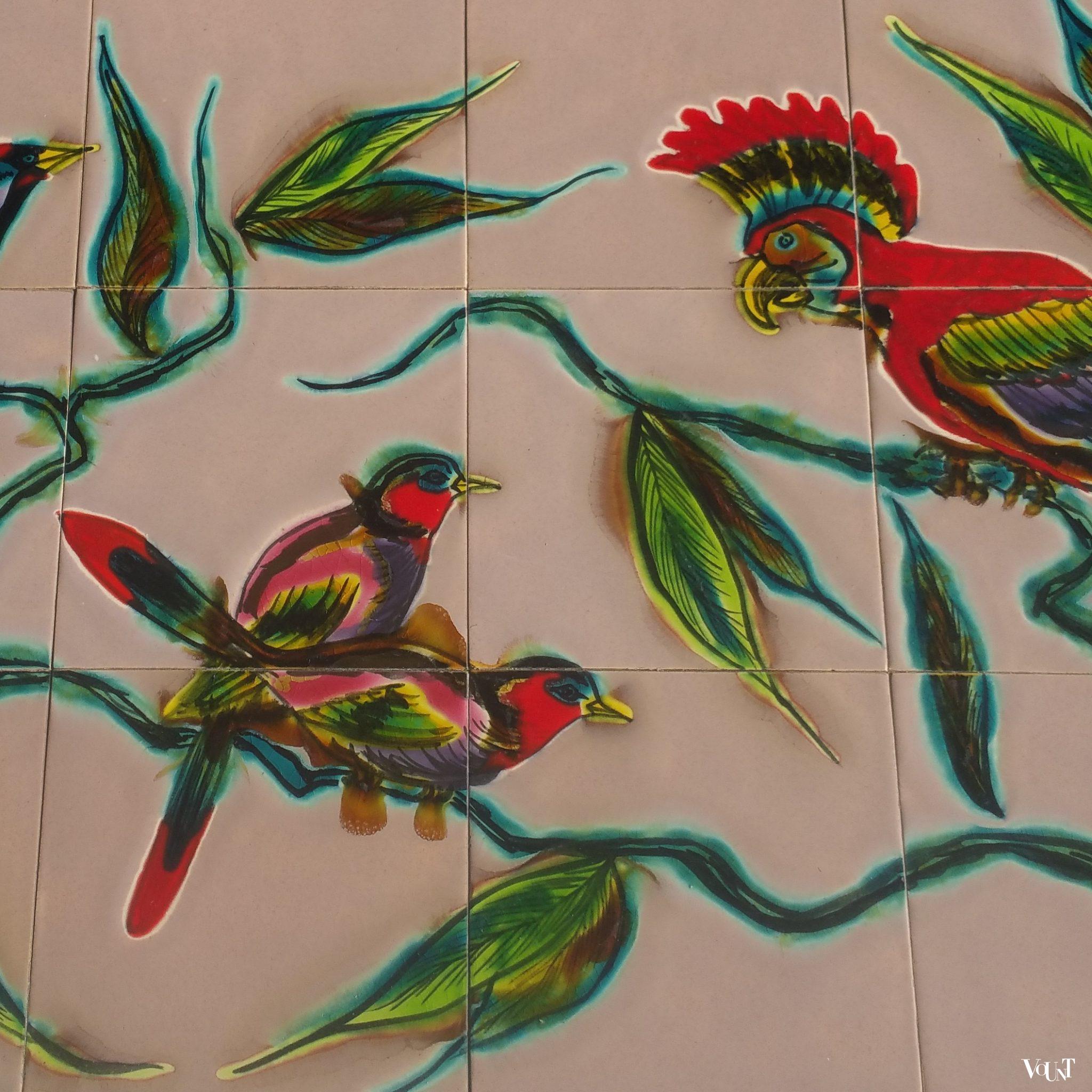 Vintage Franse tegeltafel met tropische vogels (Marino Le Vaucour, Vallauris)