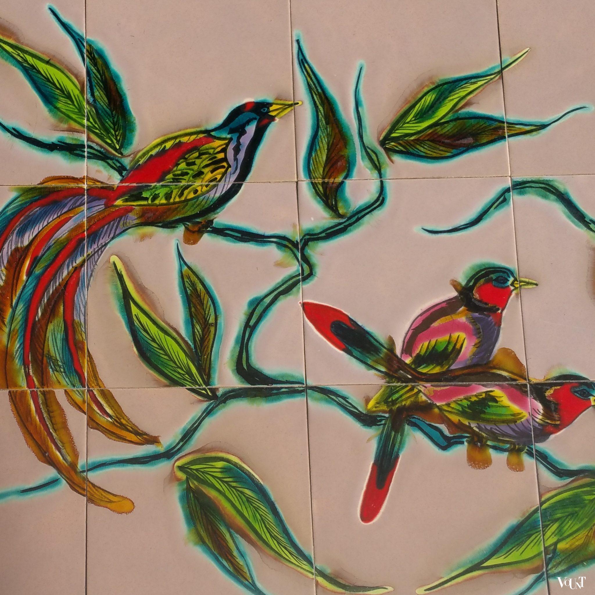 Vintage Franse tegeltafel met tropische vogels (Marino Le Vaucour, Vallauris)