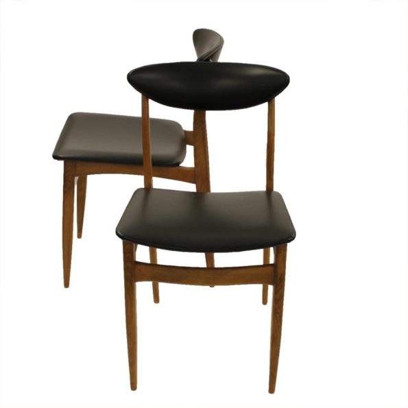4 eettafelstoelen met zwarte skaibekleding (Deens)