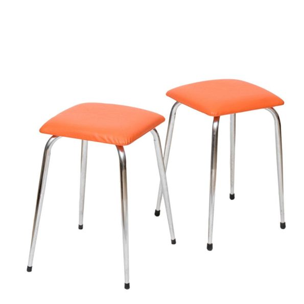 Metalen vintagekrukje met oranje zitting