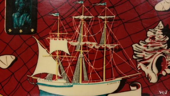 Jaren ’50 laktafel met Frans schip L’Uranie (in stijl Fornasetti)