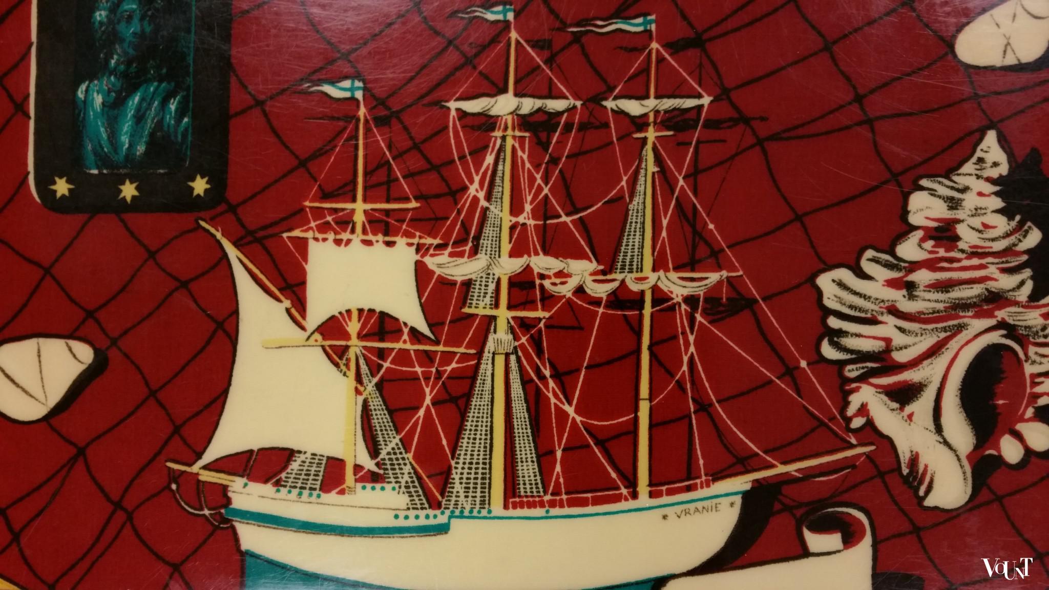 Jaren ’50 laktafel met Frans schip L’Uranie (in stijl Fornasetti)