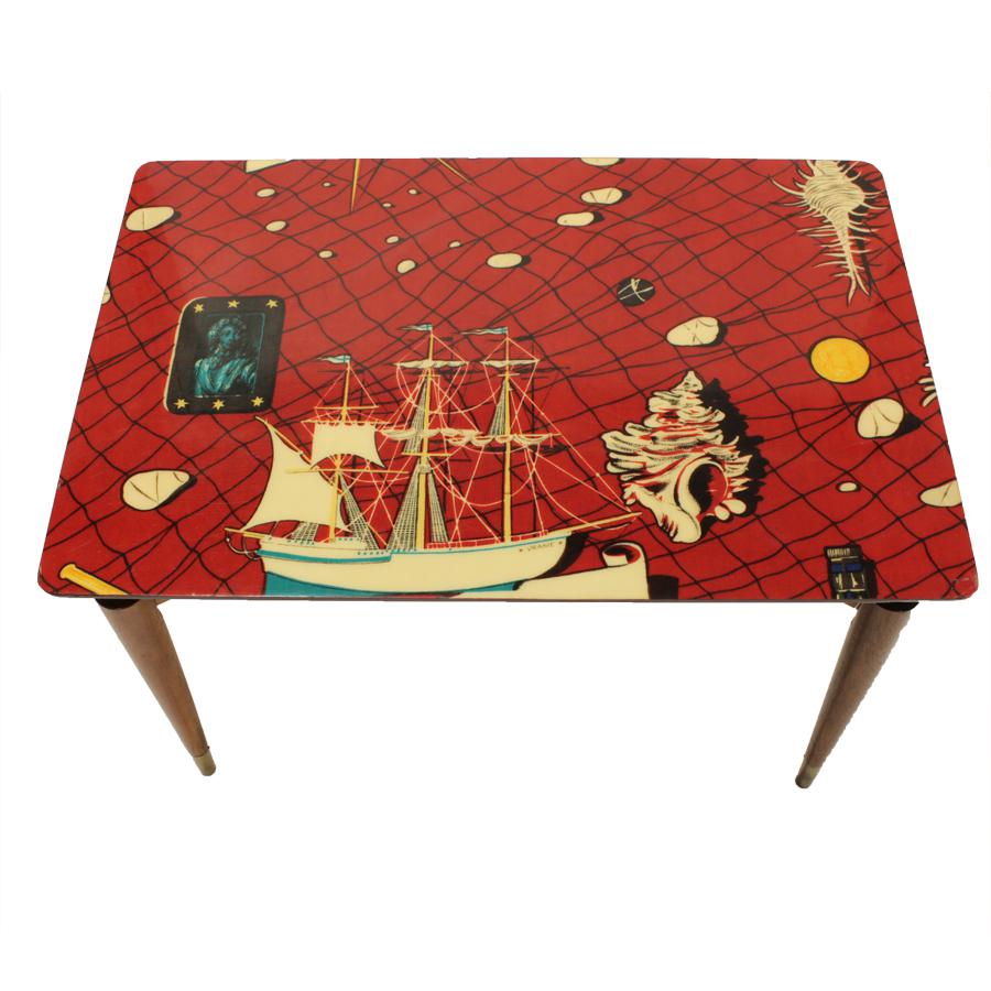 Jaren ’50 laktafel met Frans schip L’Uranie (in stijl Fornasetti)