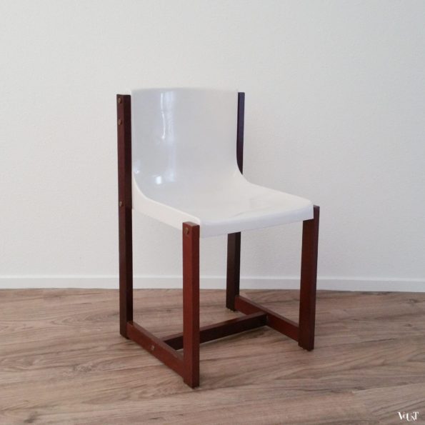 Kuipstoel met houten frame, jaren '70