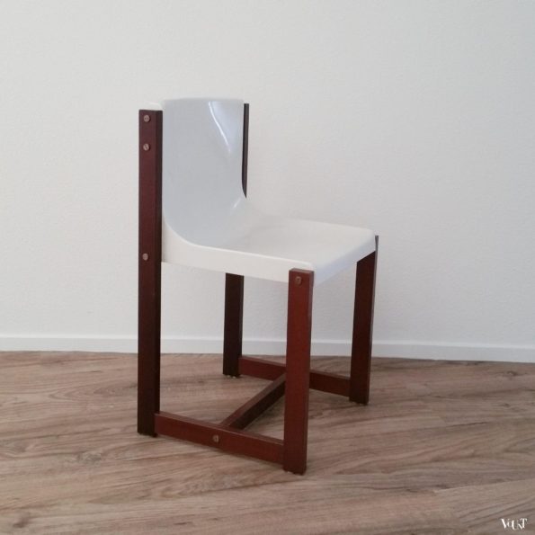 Kuipstoel met houten frame, jaren '70