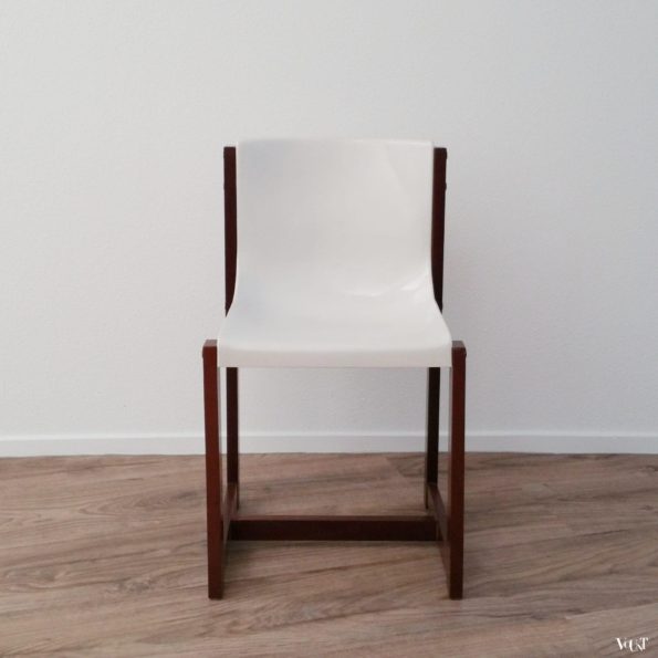 Kuipstoel met houten frame, jaren '70