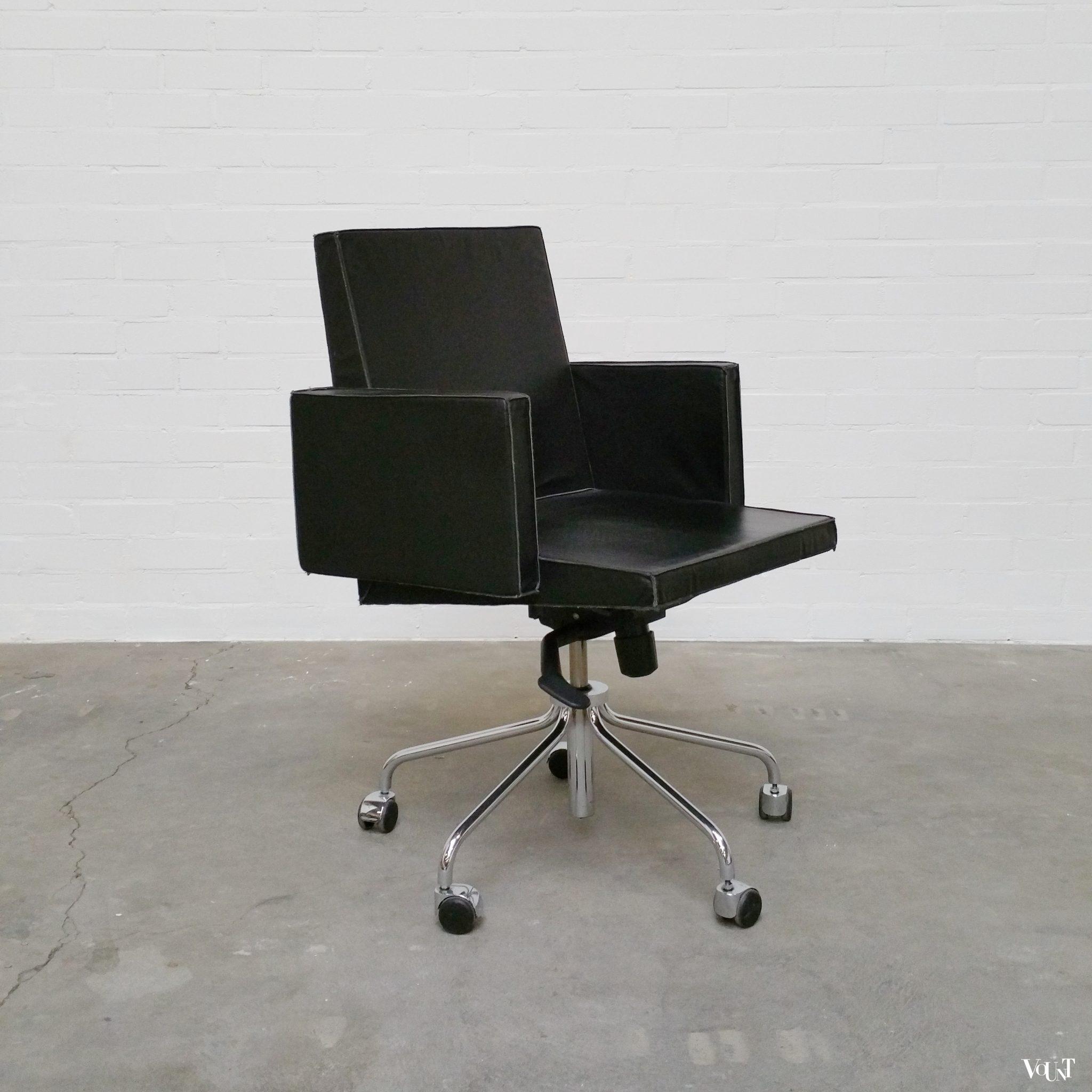 Zwart leren bureaustoel op wielen / office chair