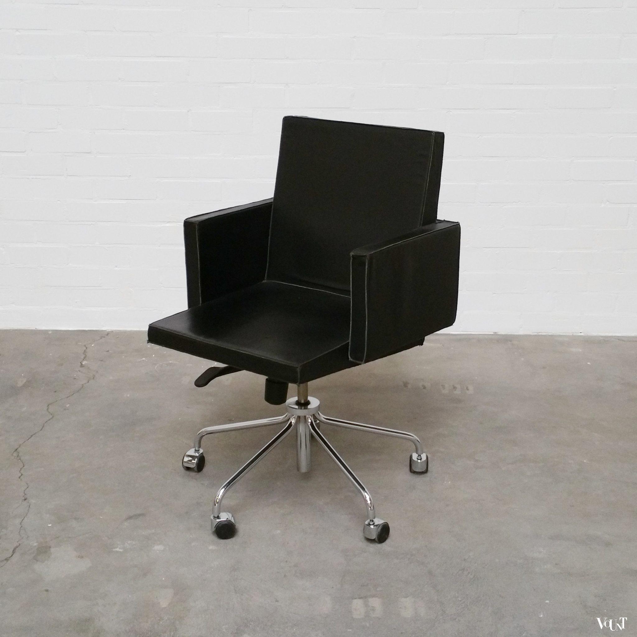 Zwart leren bureaustoel op wielen / office chair