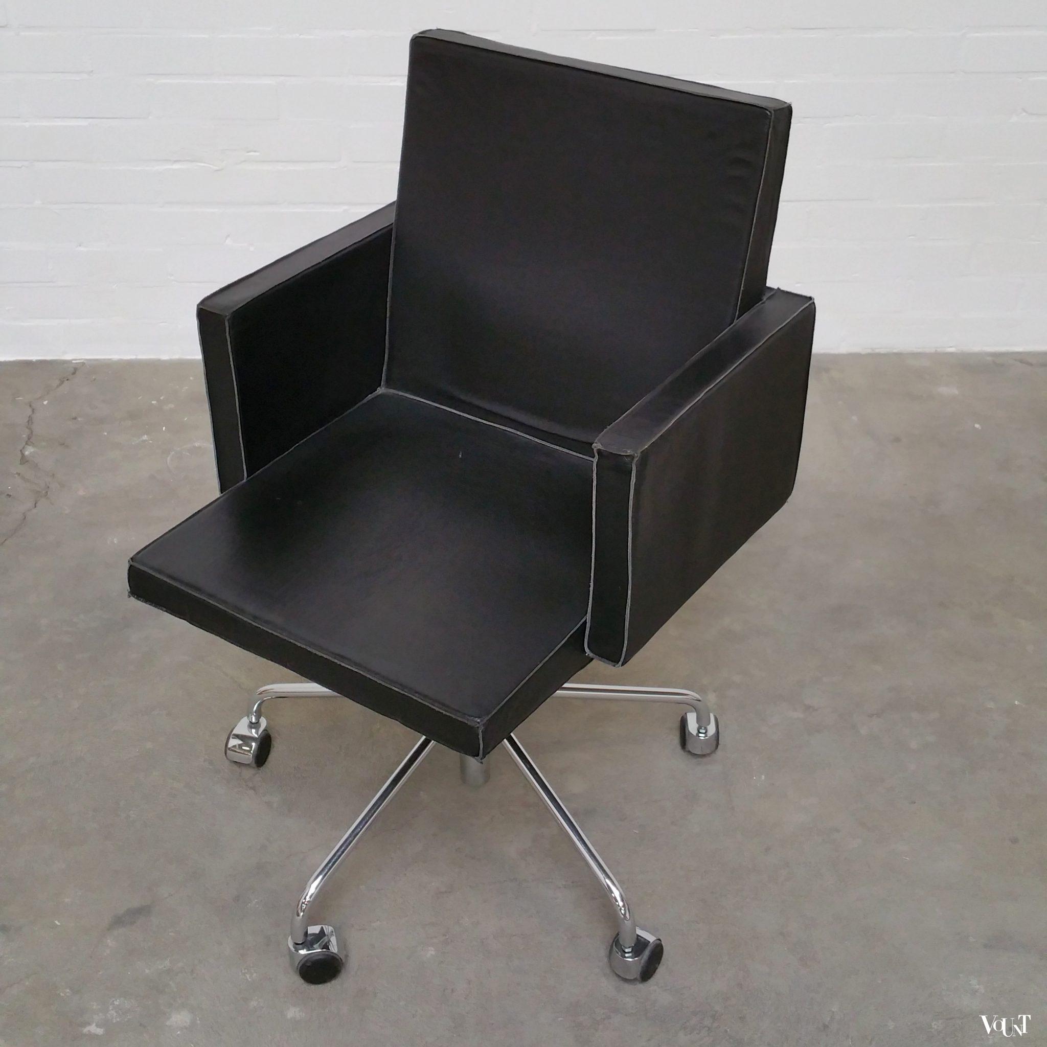 Zwart leren bureaustoel op wielen / office chair
