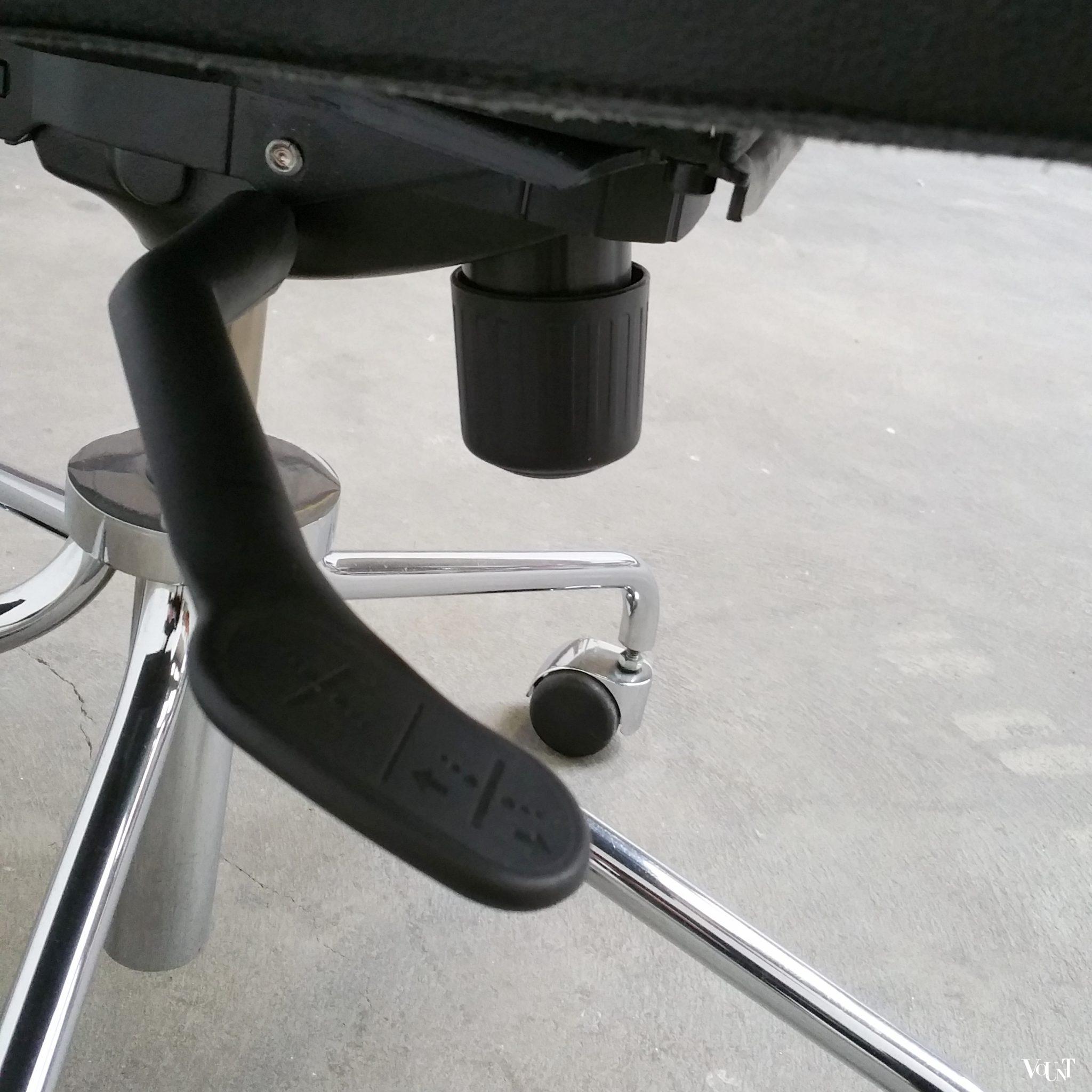 Zwart leren bureaustoel op wielen / office chair