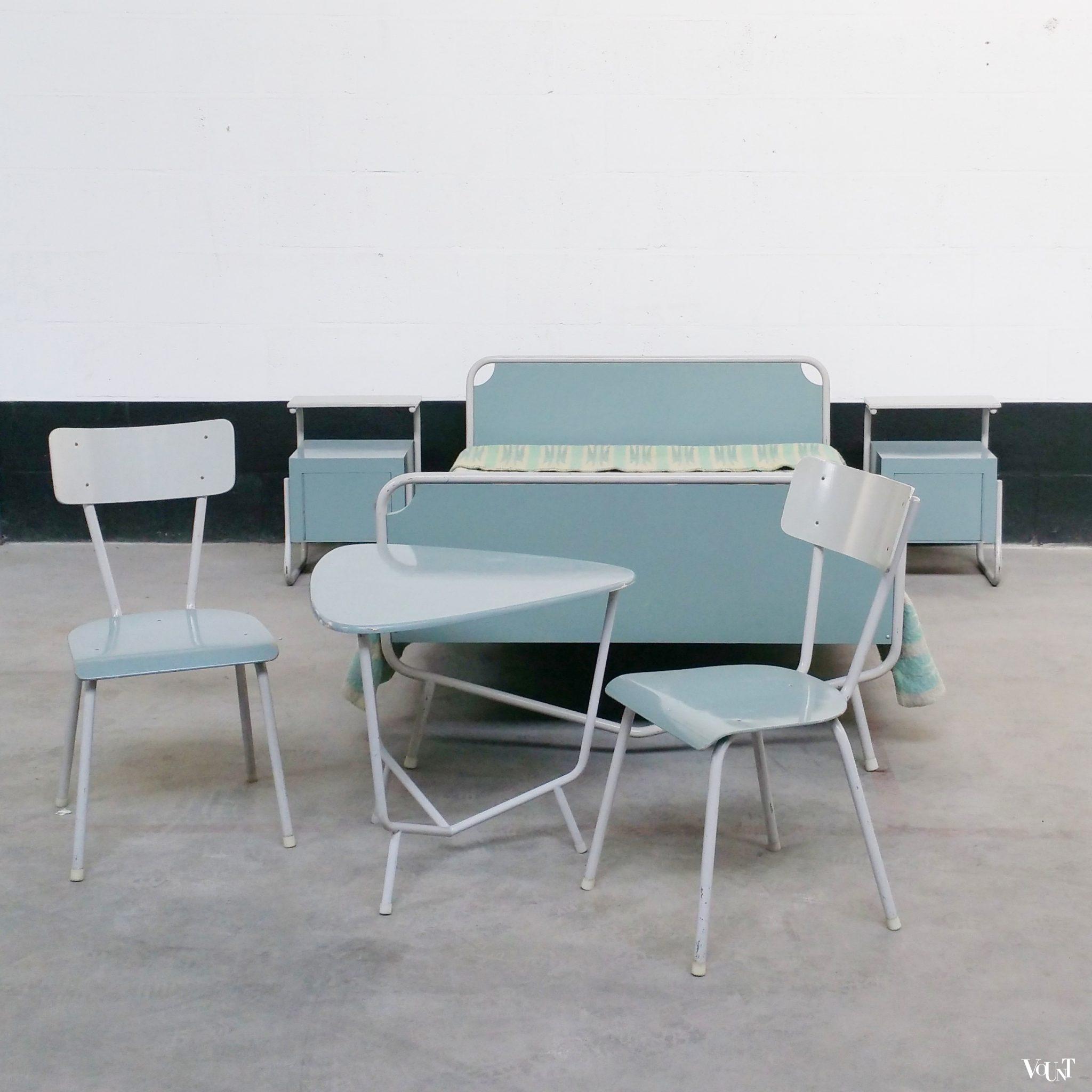 Bed, nachtkastjes, tafel en stoelen jaren '50 (RAWI)