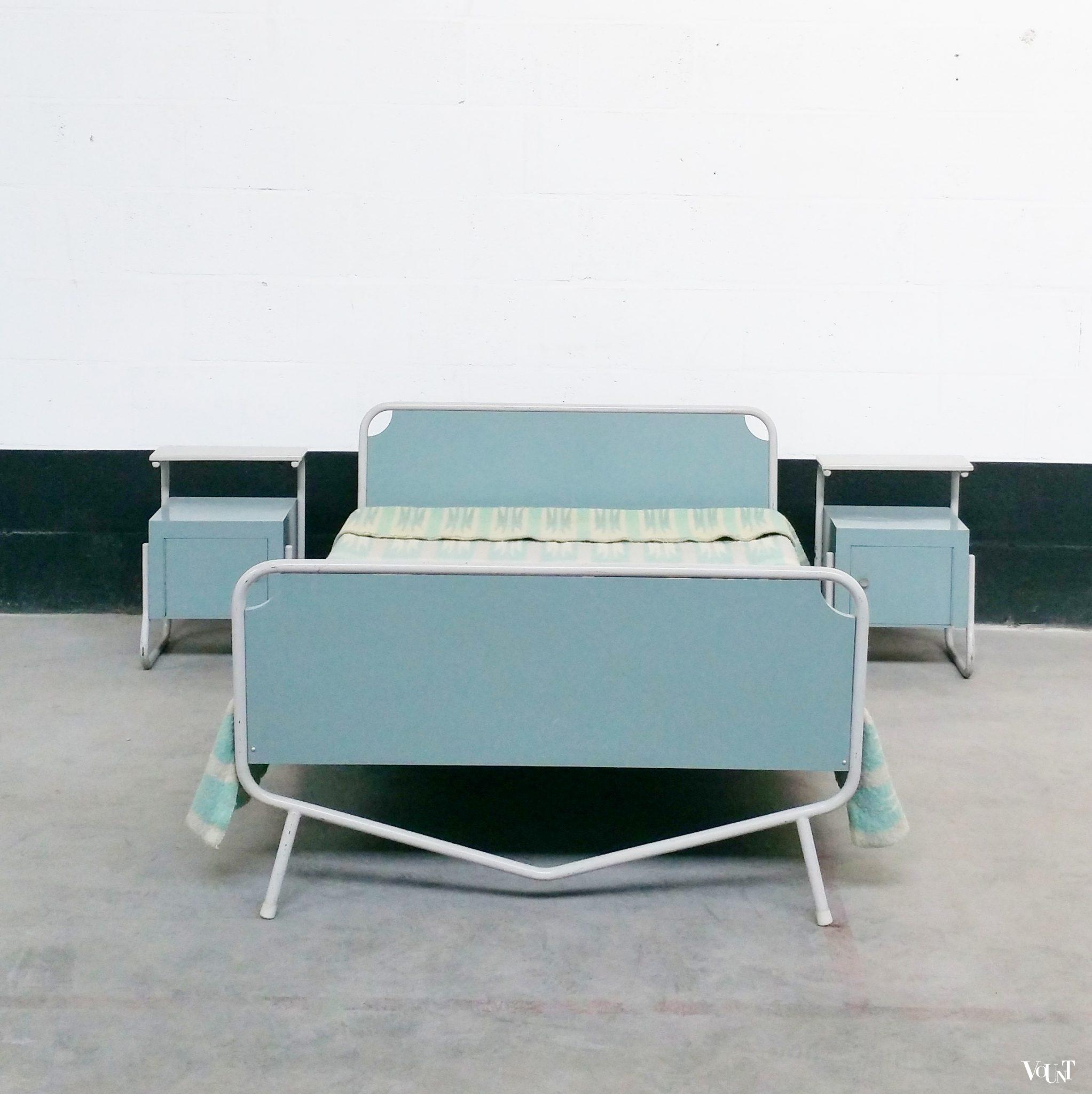 Bed, nachtkastjes, tafel en stoelen jaren '50 (RAWI)