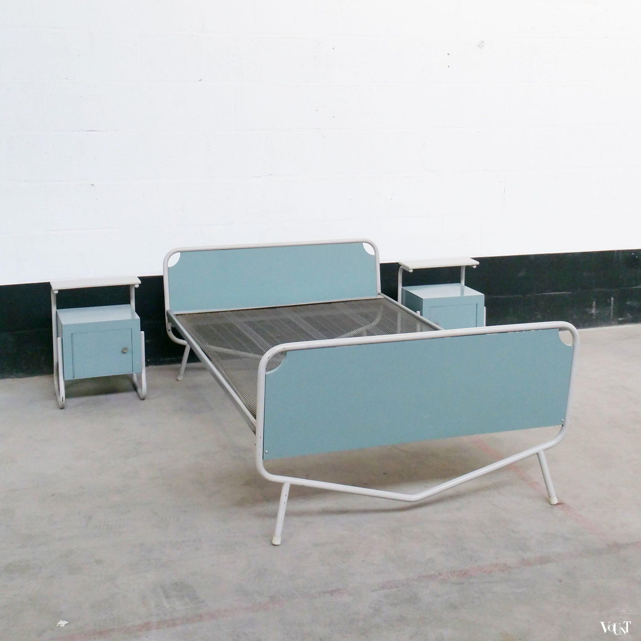 Bed, nachtkastjes, tafel en stoelen jaren '50 (RAWI)