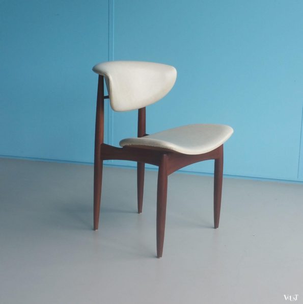 4 jaren ’50/’60 eettafelstoelen, teakhout met wit skaileer (stijl Rudolf Wolf)
