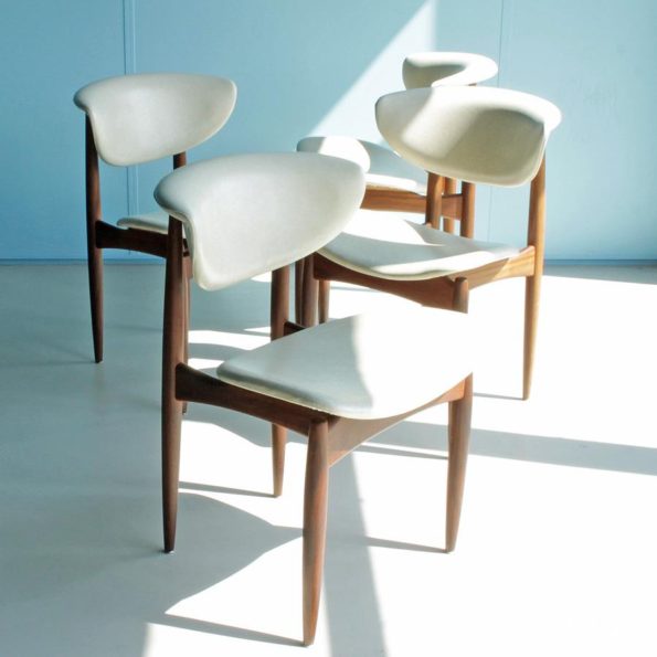 4 jaren ’50/’60 eettafelstoelen, teakhout met wit skaileer (stijl Rudolf Wolf)