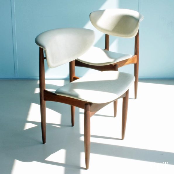 4 jaren ’50/’60 eettafelstoelen, teakhout met wit skaileer (stijl Rudolf Wolf)