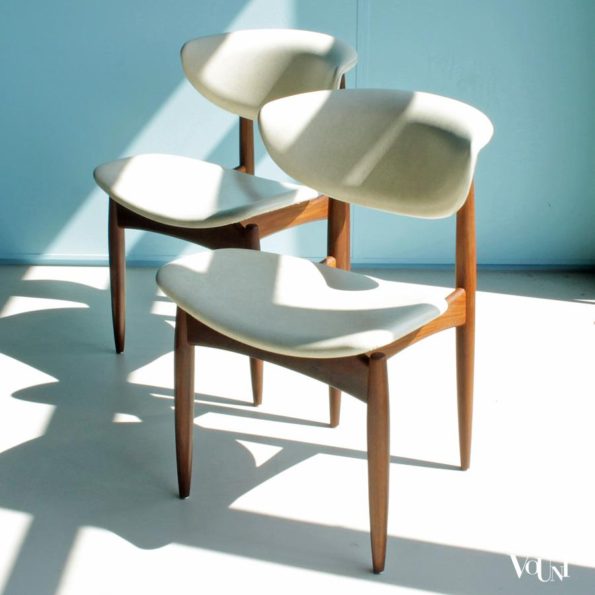 4 jaren ’50/’60 eettafelstoelen, teakhout met wit skaileer (stijl Rudolf Wolf)
