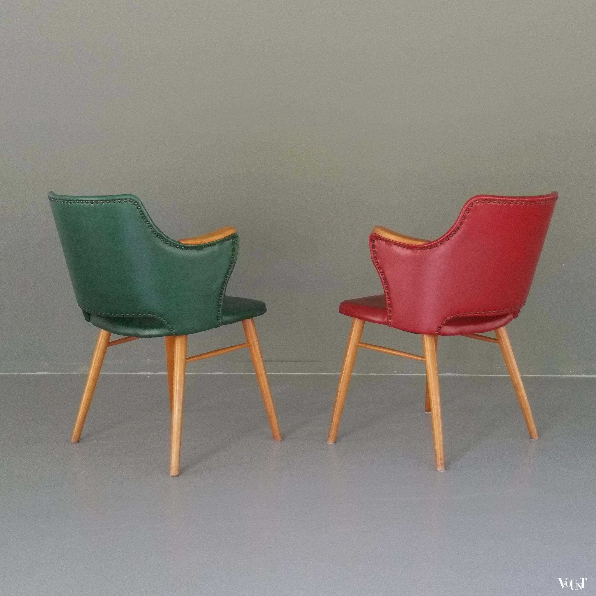 Stoel met rode skai bekleding en houten armleggers, jaren ‘50