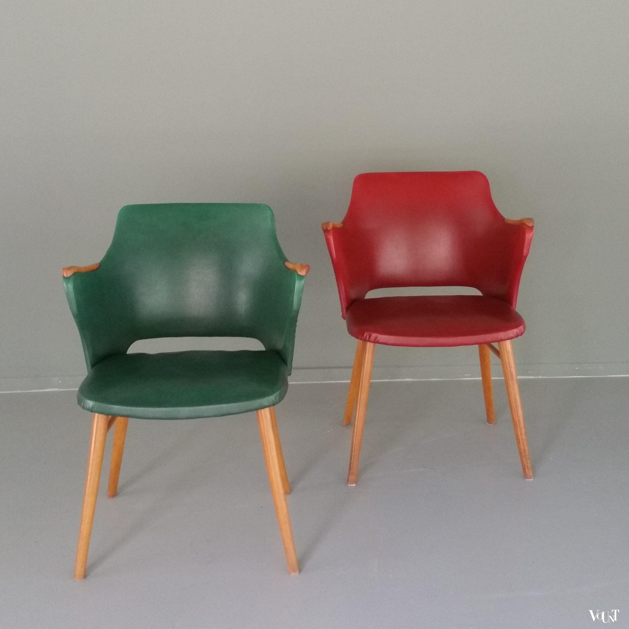 Stoel met rode skai bekleding en houten armleggers, jaren ‘50