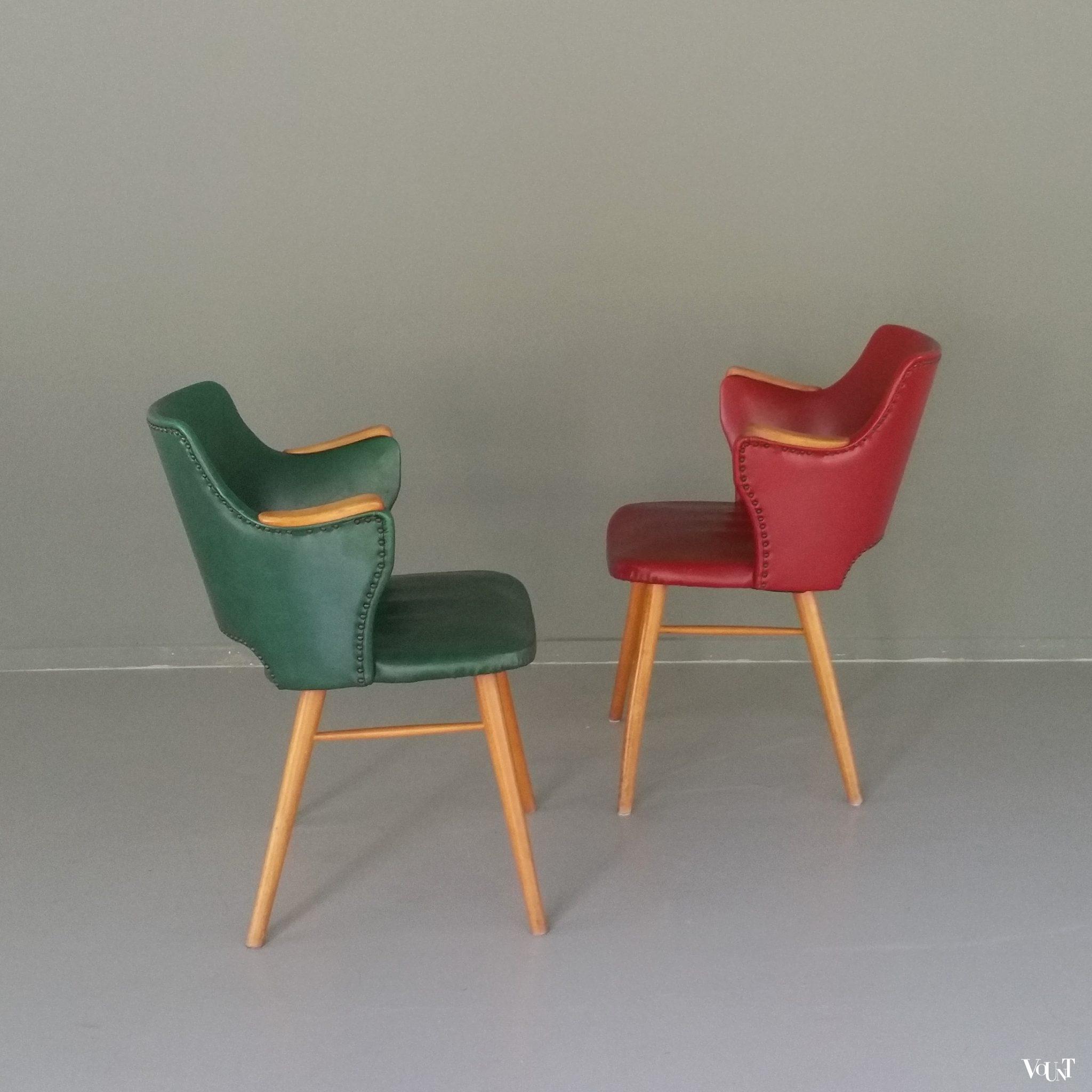 Stoel met rode skai bekleding en houten armleggers, jaren ‘50