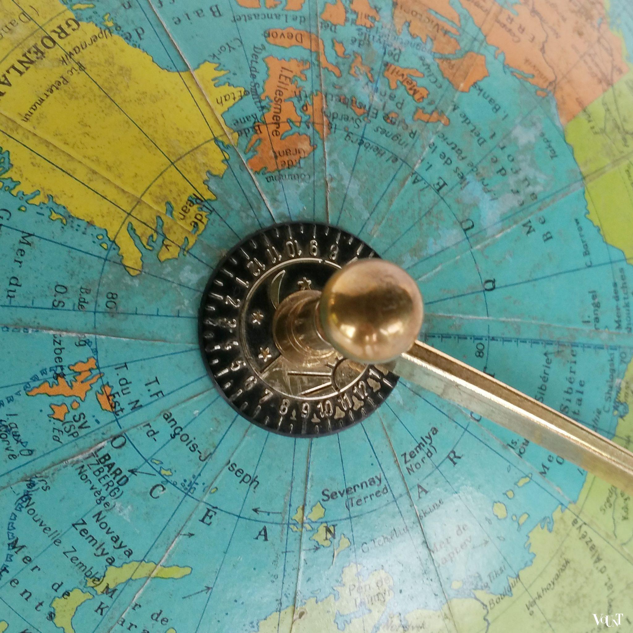 Franse glazen globe met verlichting, Cartes Taride, 1972