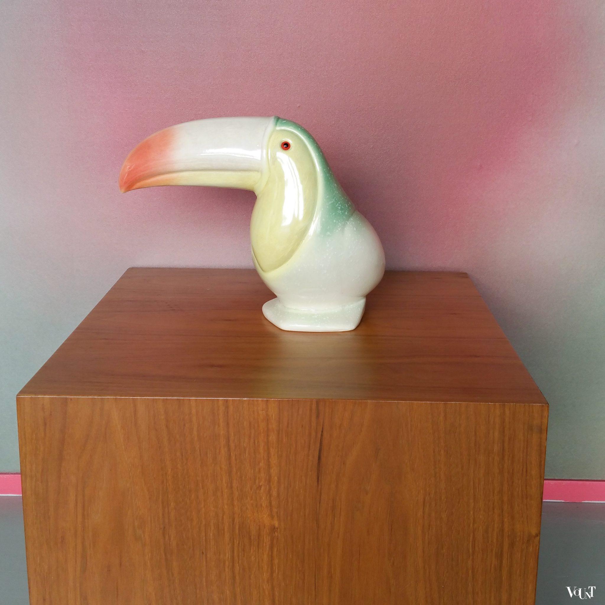 Vintage keramisch beeld van toekan