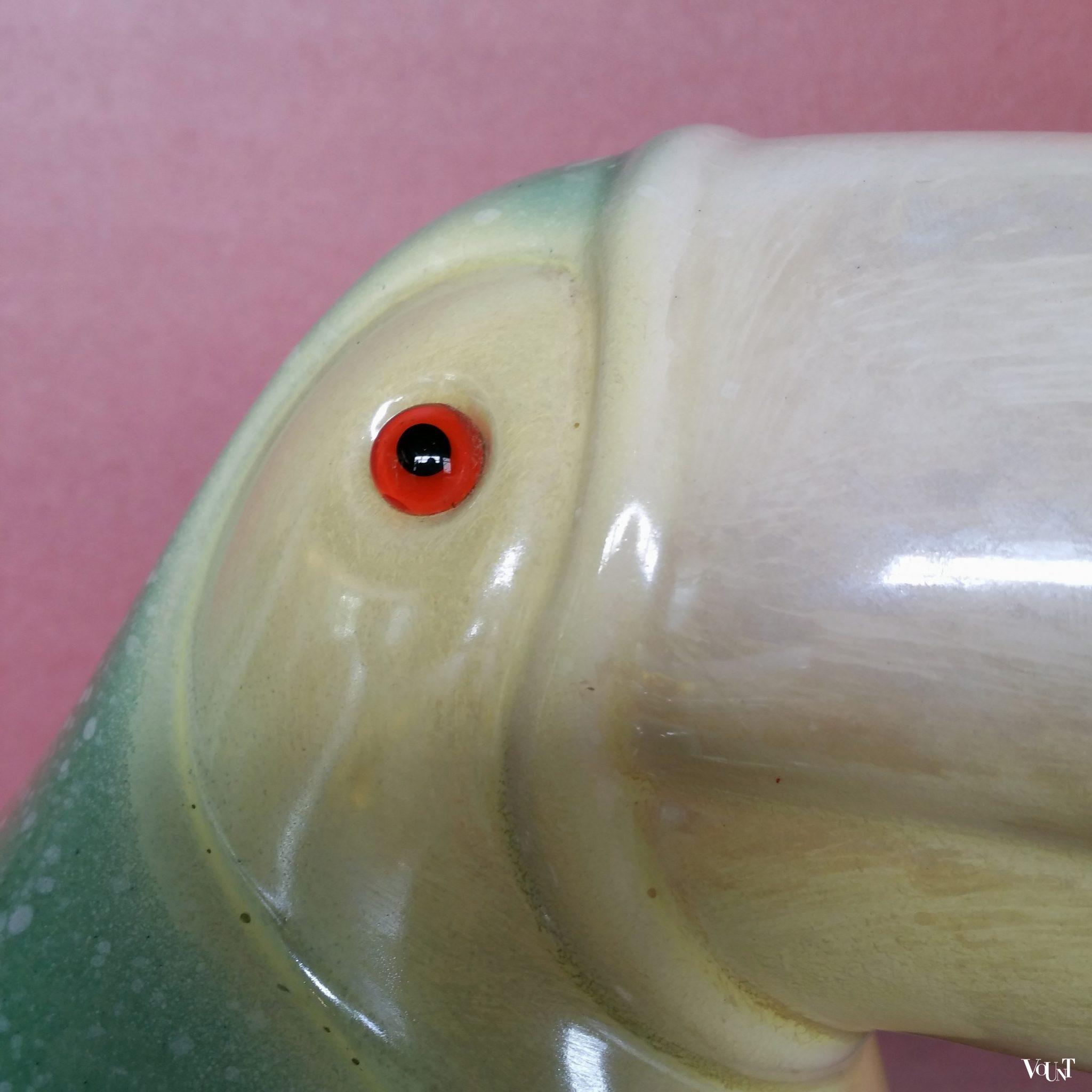 Vintage keramisch beeld van toekan