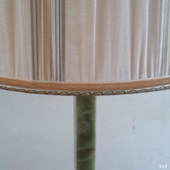 Vintage tafellamp met onyx voet en zijden lampenkap, jaren '60