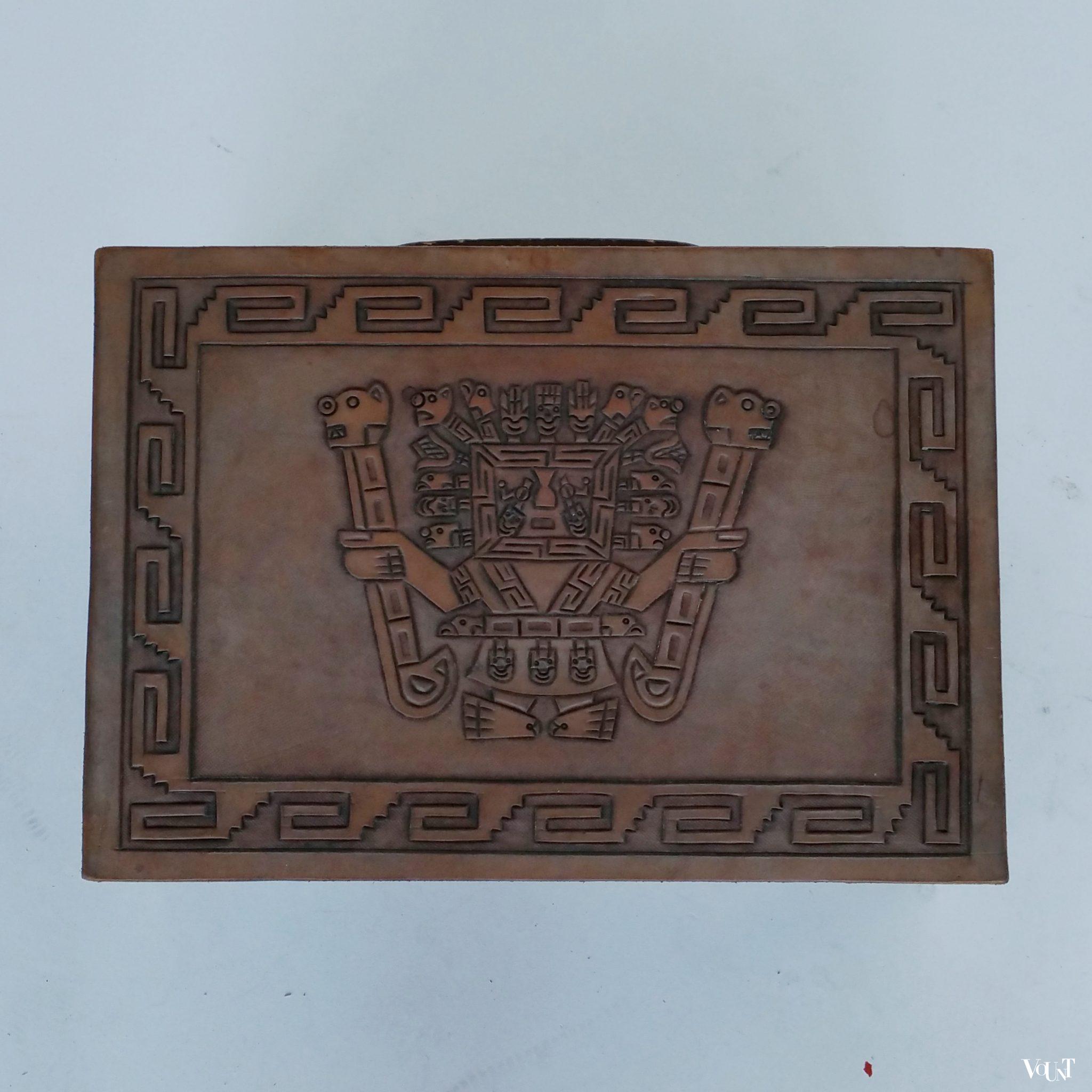 Met leer beklede lectuurbak uit Ecuador, jaren '60/'70