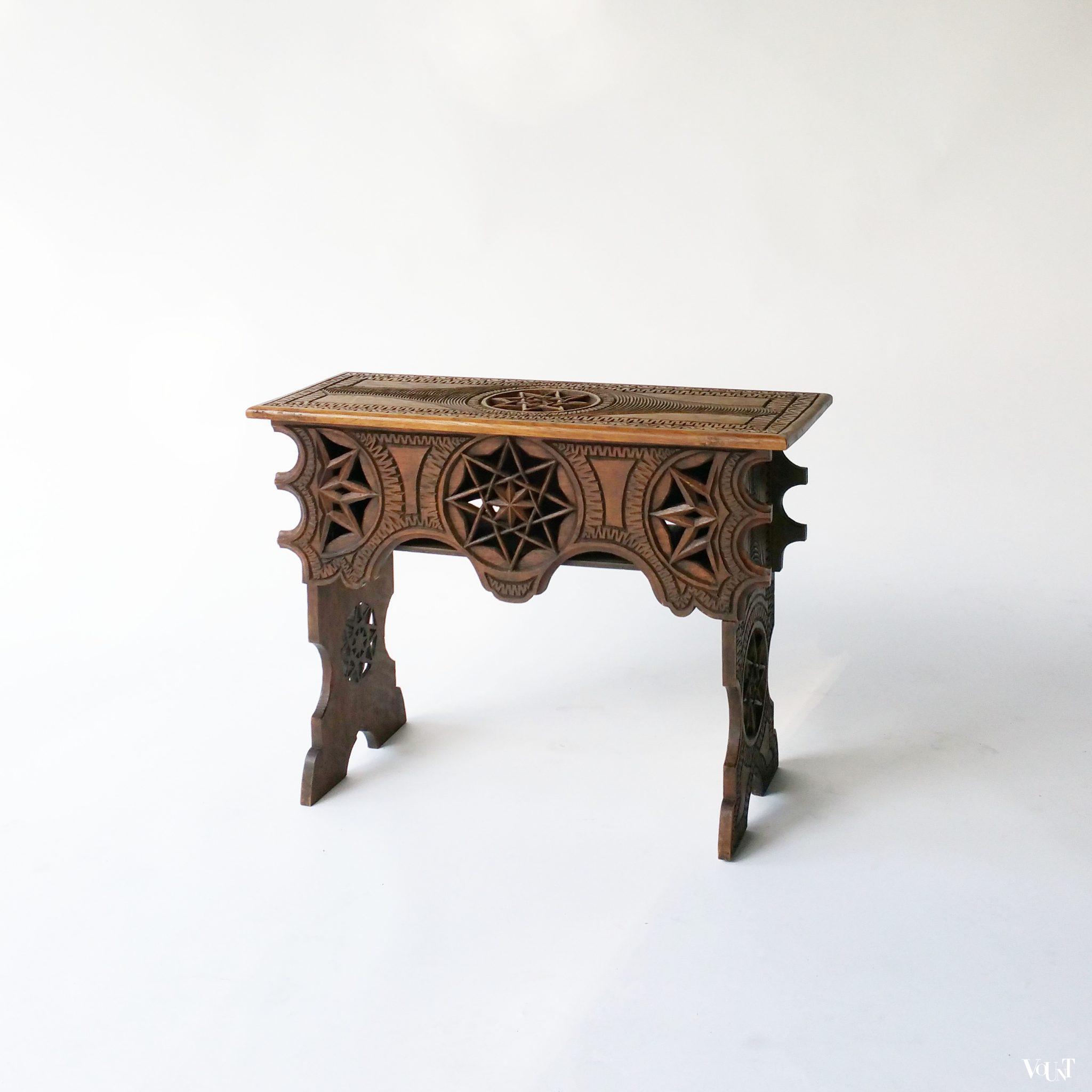 Antiek bankje met bijzonder houtsnijwerk (beddebankje)