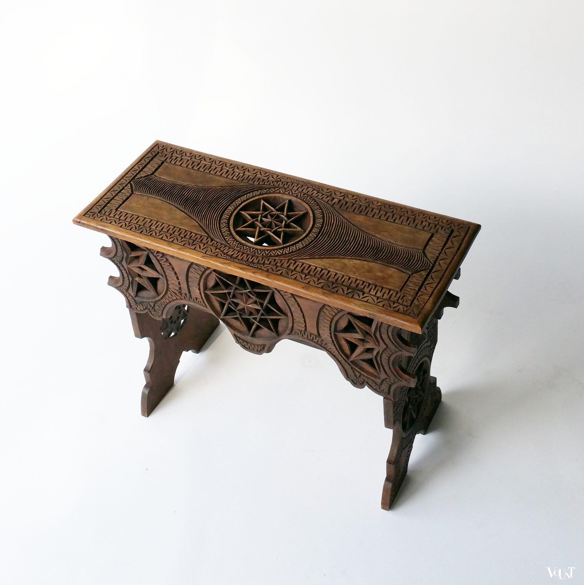 Antiek bankje met bijzonder houtsnijwerk (beddebankje)