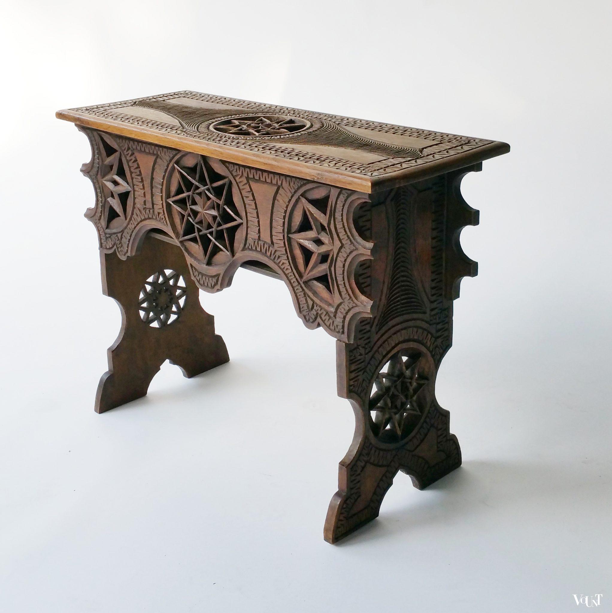 Antiek bankje met bijzonder houtsnijwerk (beddebankje)