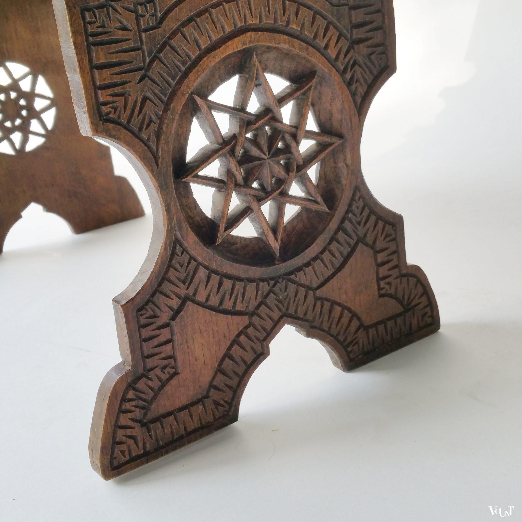 Antiek bankje met bijzonder houtsnijwerk (beddebankje)