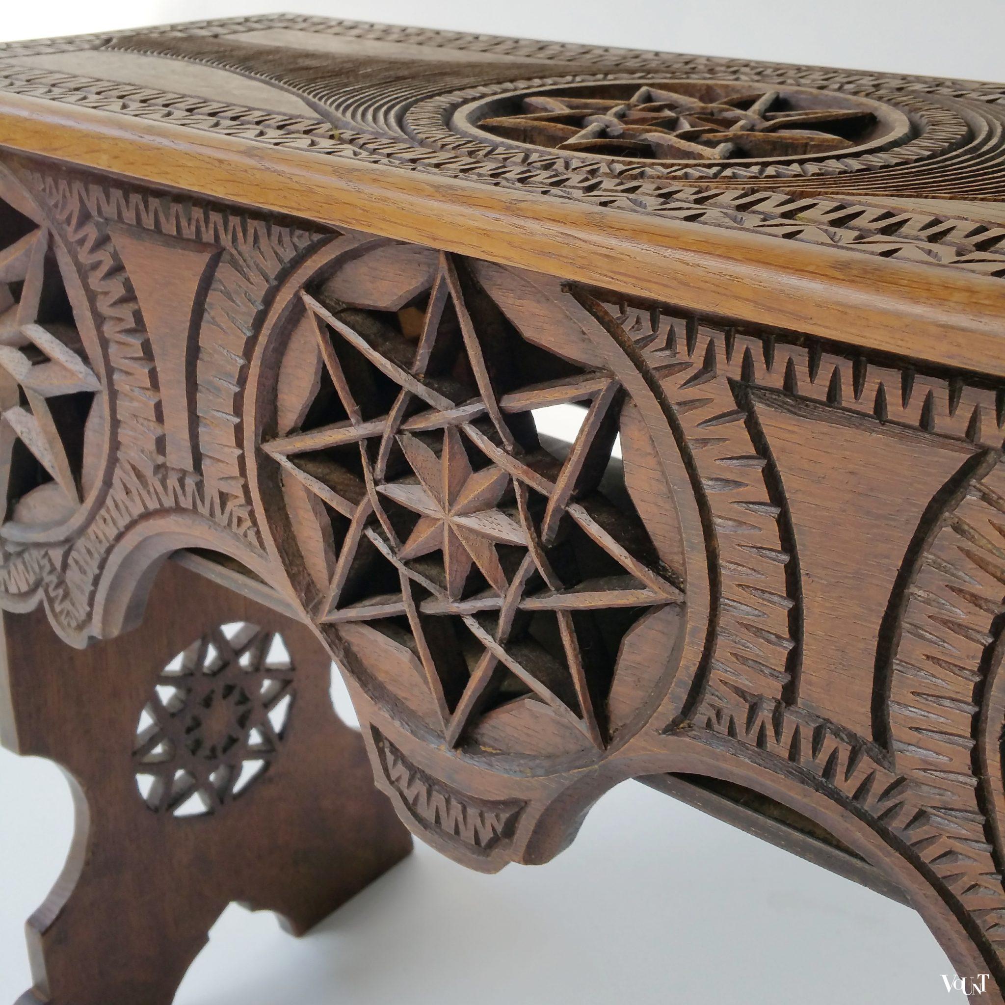 Antiek bankje met bijzonder houtsnijwerk (beddebankje)