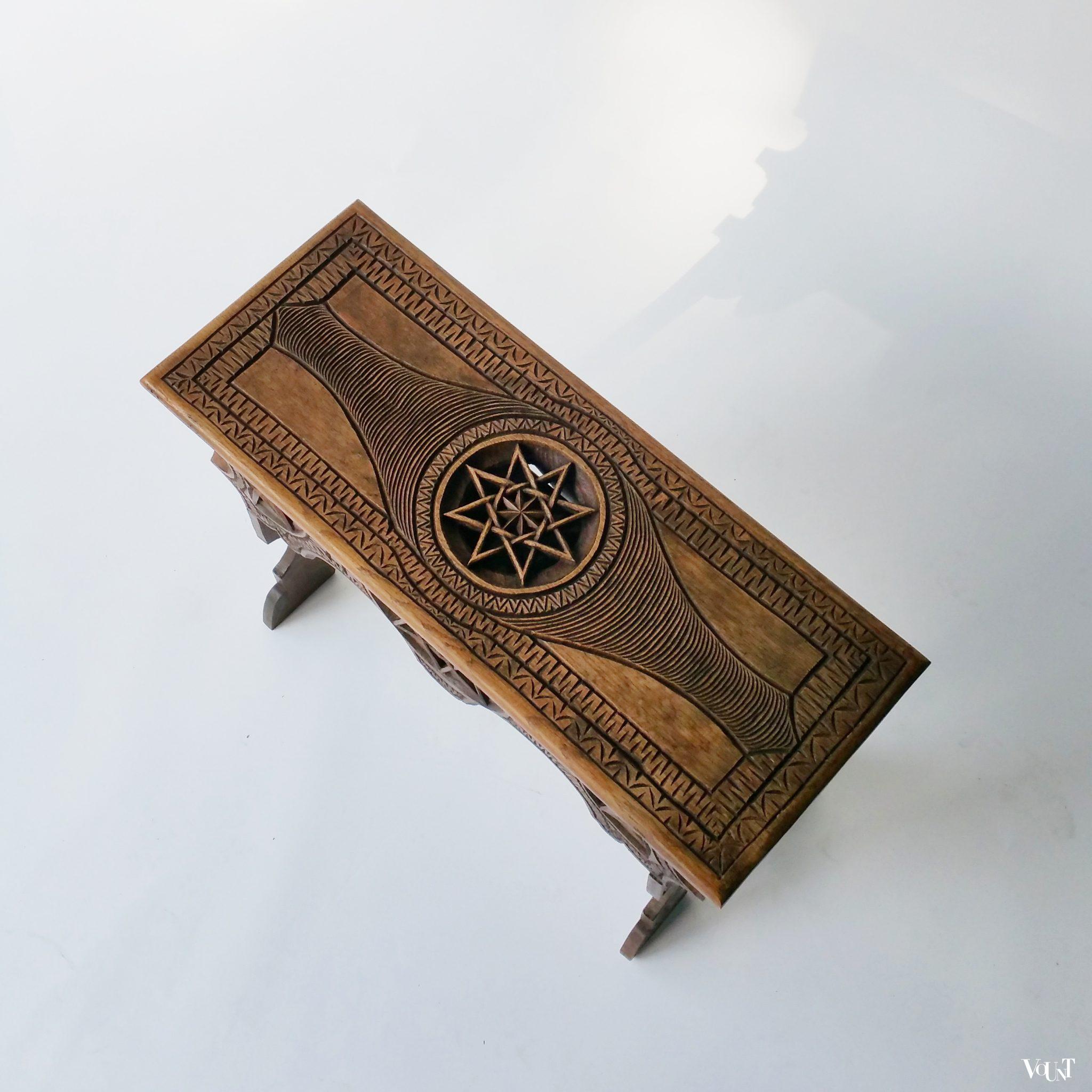 Antiek bankje met bijzonder houtsnijwerk (beddebankje)