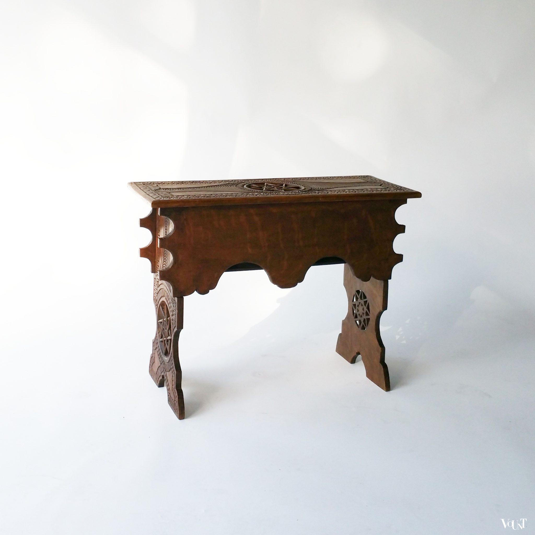 Antiek bankje met bijzonder houtsnijwerk (beddebankje)