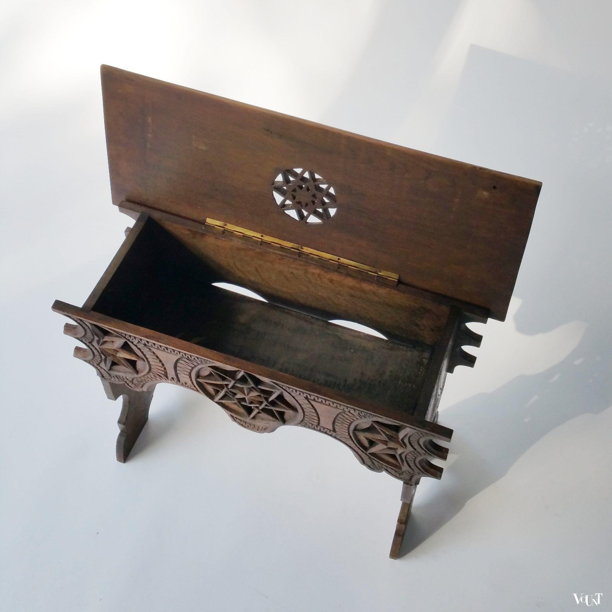 Antiek bankje met bijzonder houtsnijwerk (beddebankje)