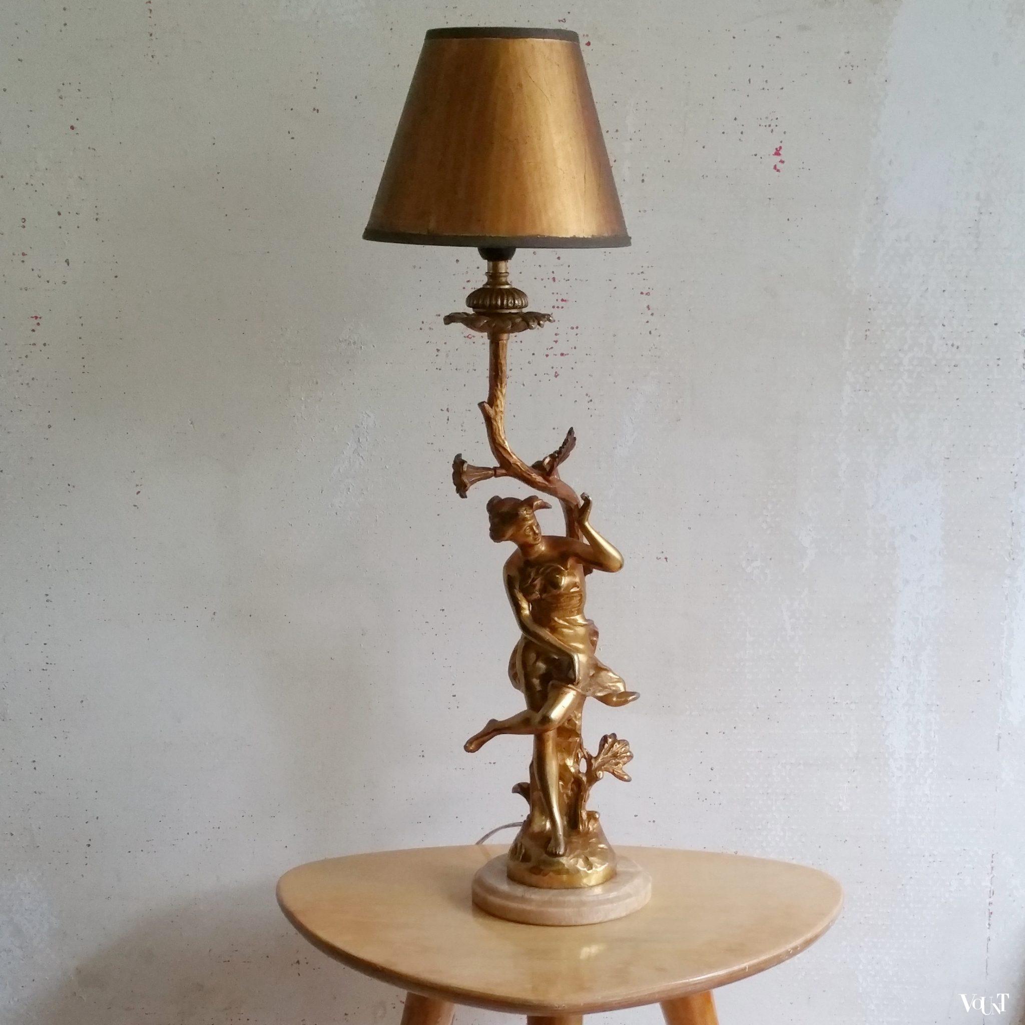 Neoklassieke “gouden” tafellamp met marmeren voet