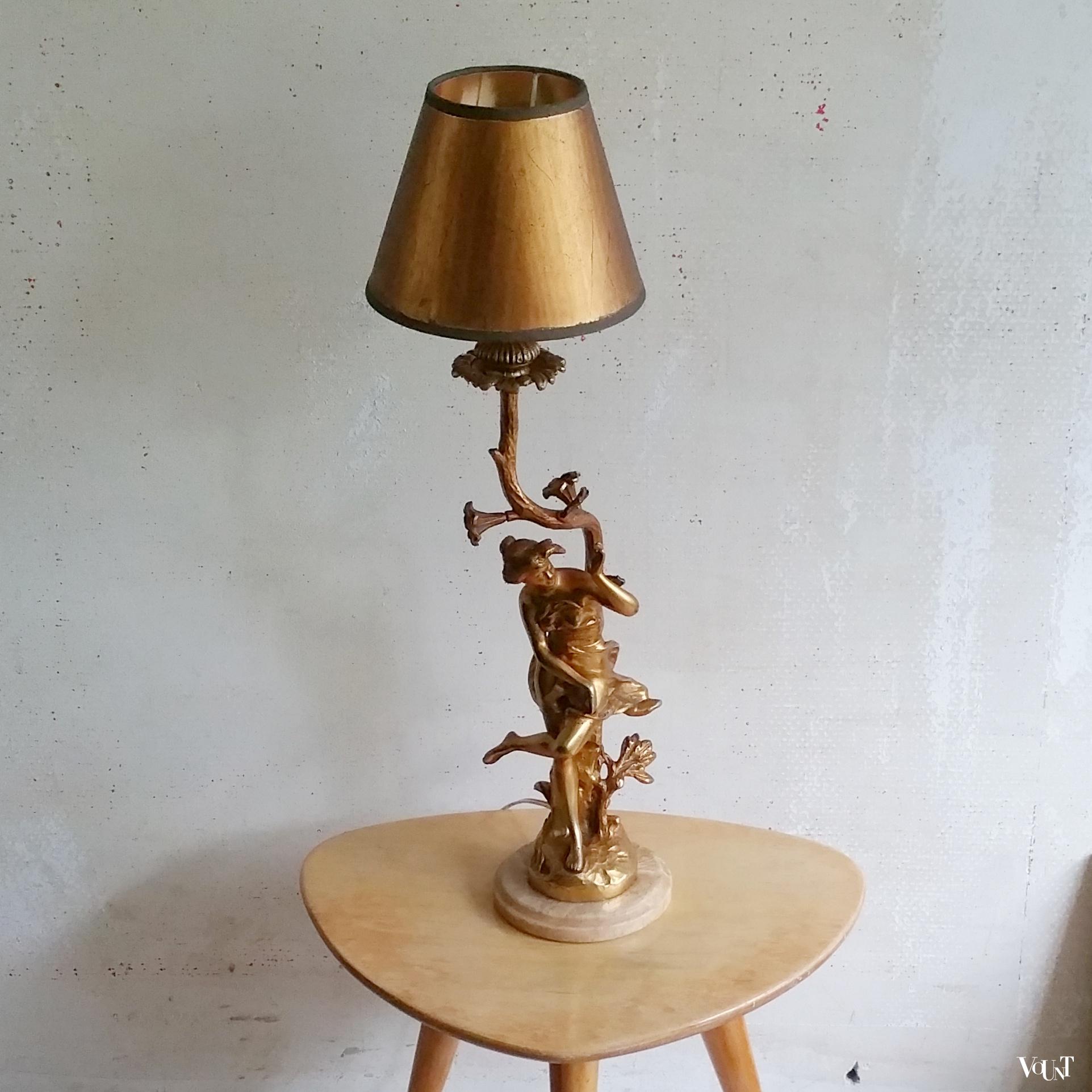 Neoklassieke “gouden” tafellamp met marmeren voet