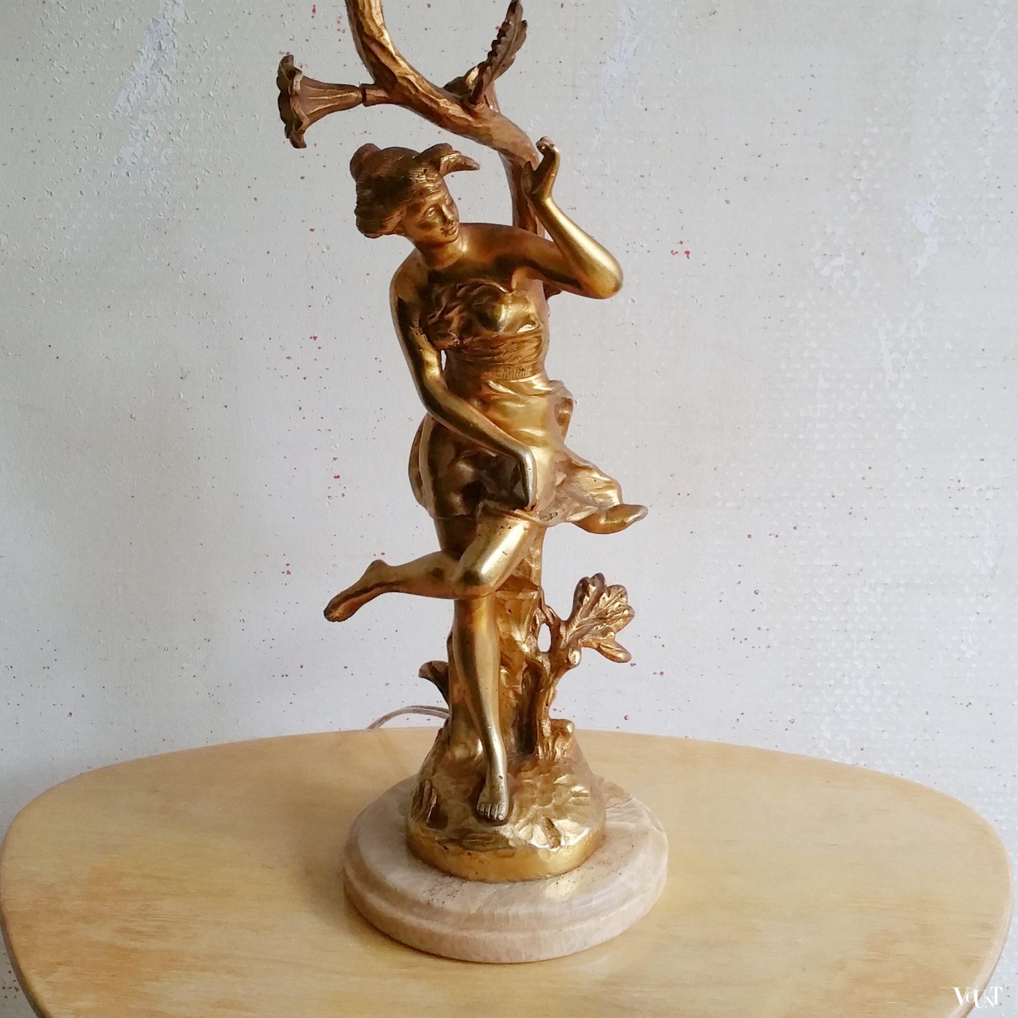 Neoklassieke “gouden” tafellamp met marmeren voet