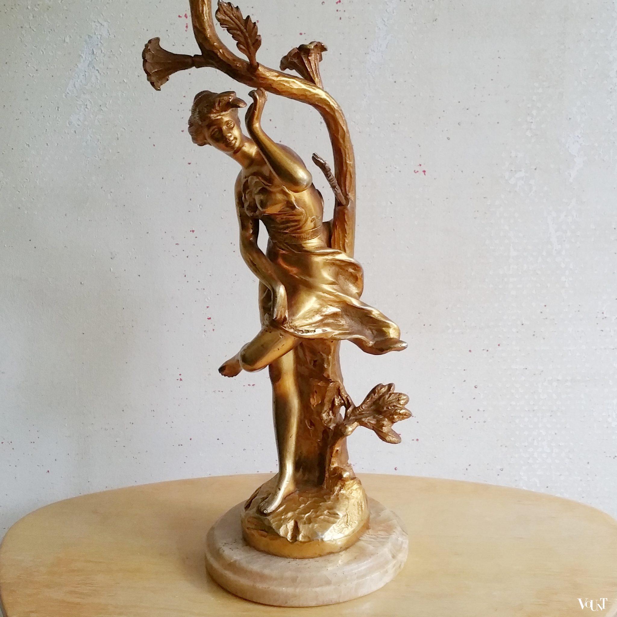 Neoklassieke “gouden” tafellamp met marmeren voet