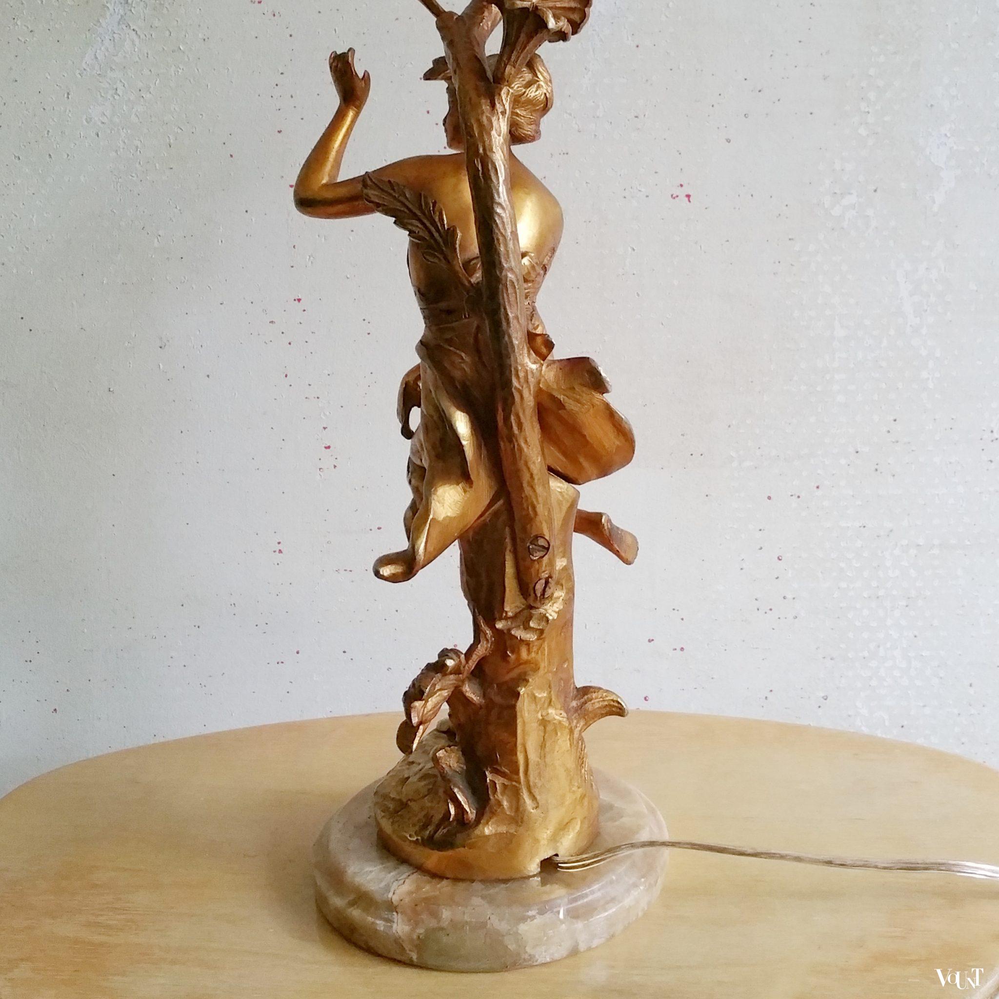 Neoklassieke “gouden” tafellamp met marmeren voet