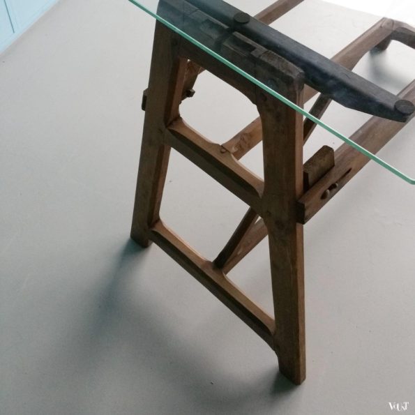 Sidetable antieke houten bok met glasplaat