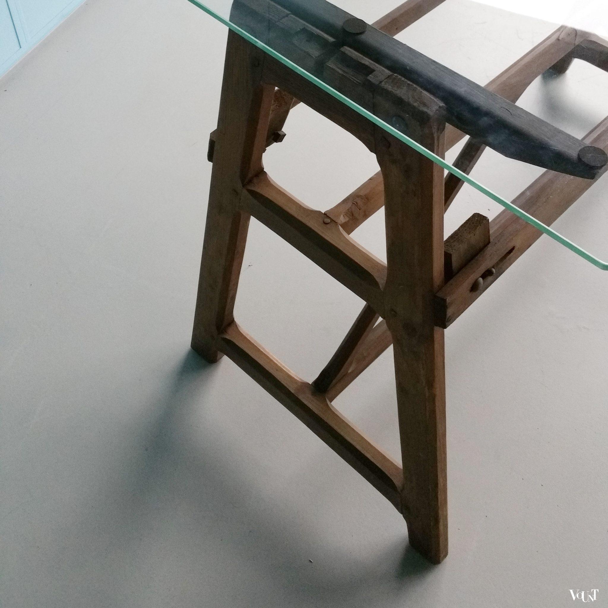 Sidetable antieke houten bok met glasplaat