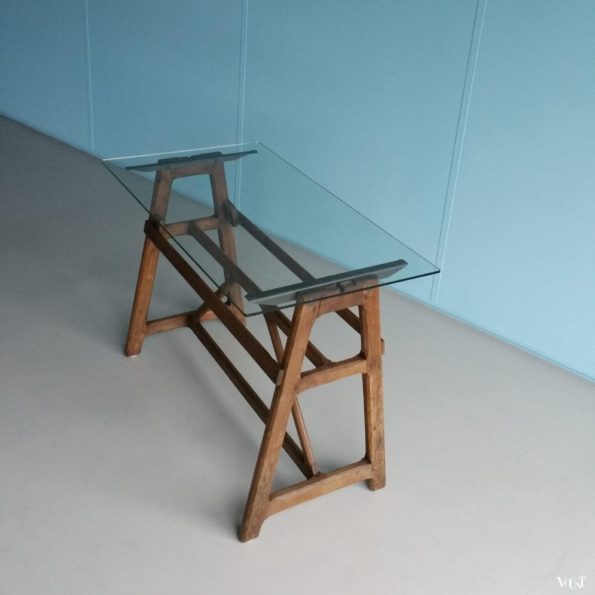 Sidetable antieke houten bok met glasplaat