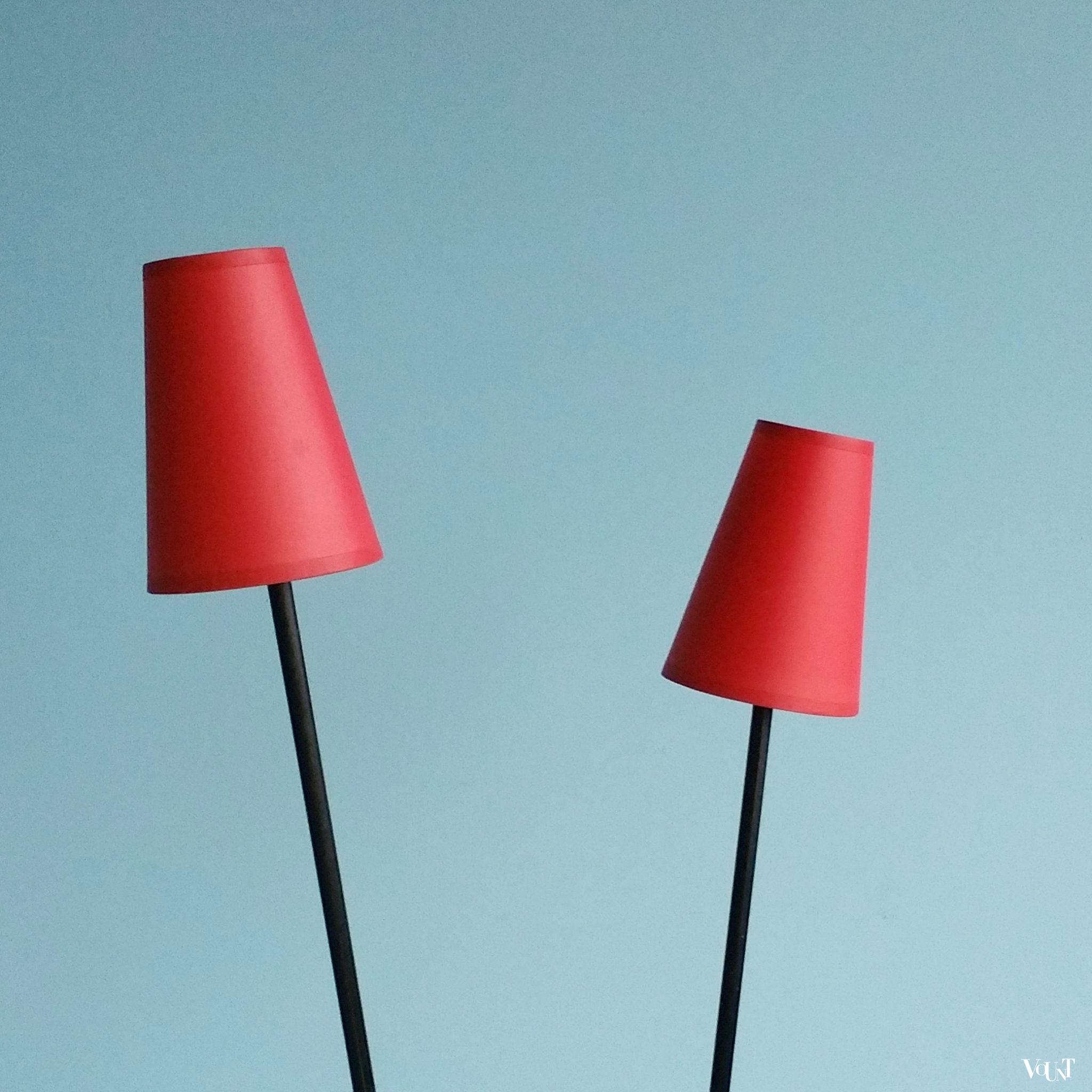 Jaren ‘50/’60 driepoot vloerlamp met tegelplateau en lectuurrek