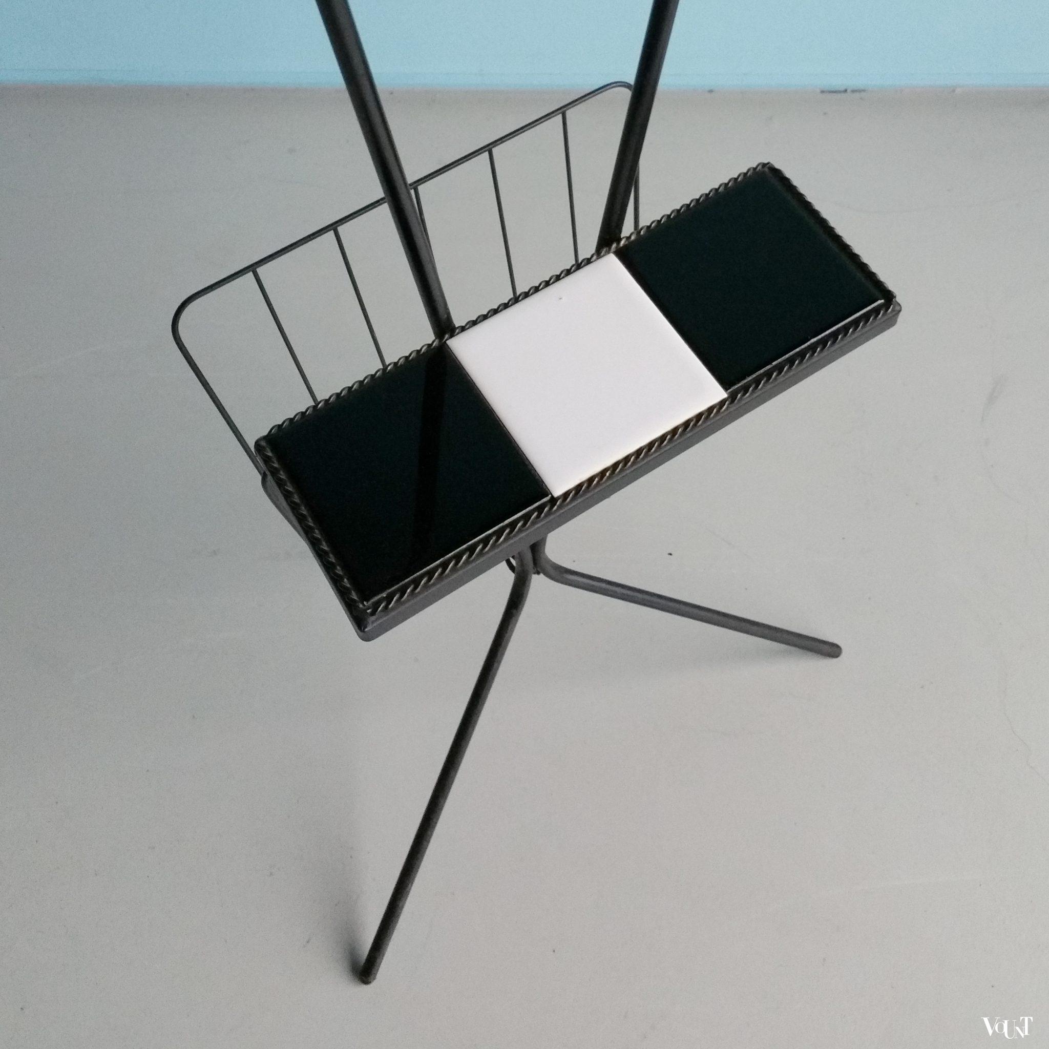 Jaren ‘50/’60 driepoot vloerlamp met tegelplateau en lectuurrek