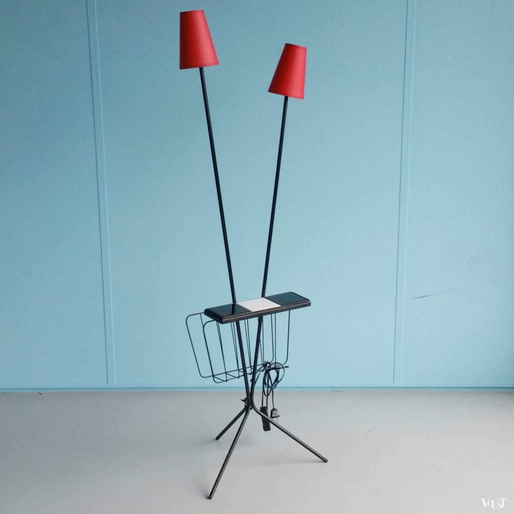 Jaren ‘50/’60 driepoot vloerlamp met tegelplateau en lectuurrek