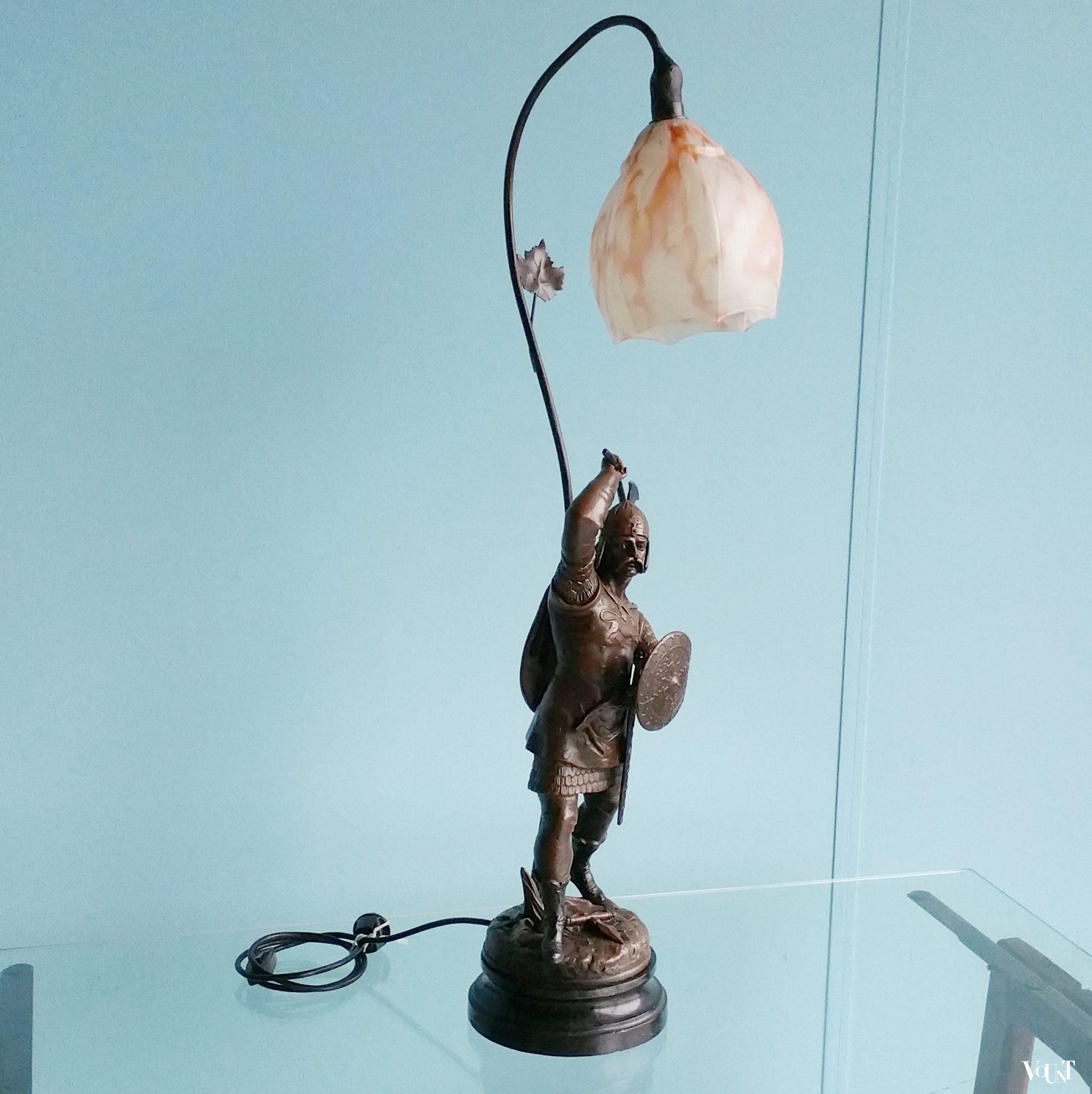 Lamp beeld strijder met bijl en schild, Emile Bruchon, Frankrijk, eind 19e eeuw